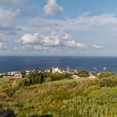 Vue sur le village de Stromboli depuis le sentier de randonnée