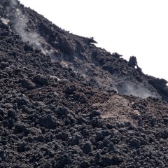 Fissure éruptive au pied du nouveau cratère sud-est