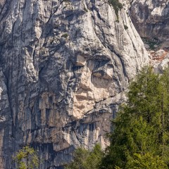 Le visage de pierre de la Vierge païenne